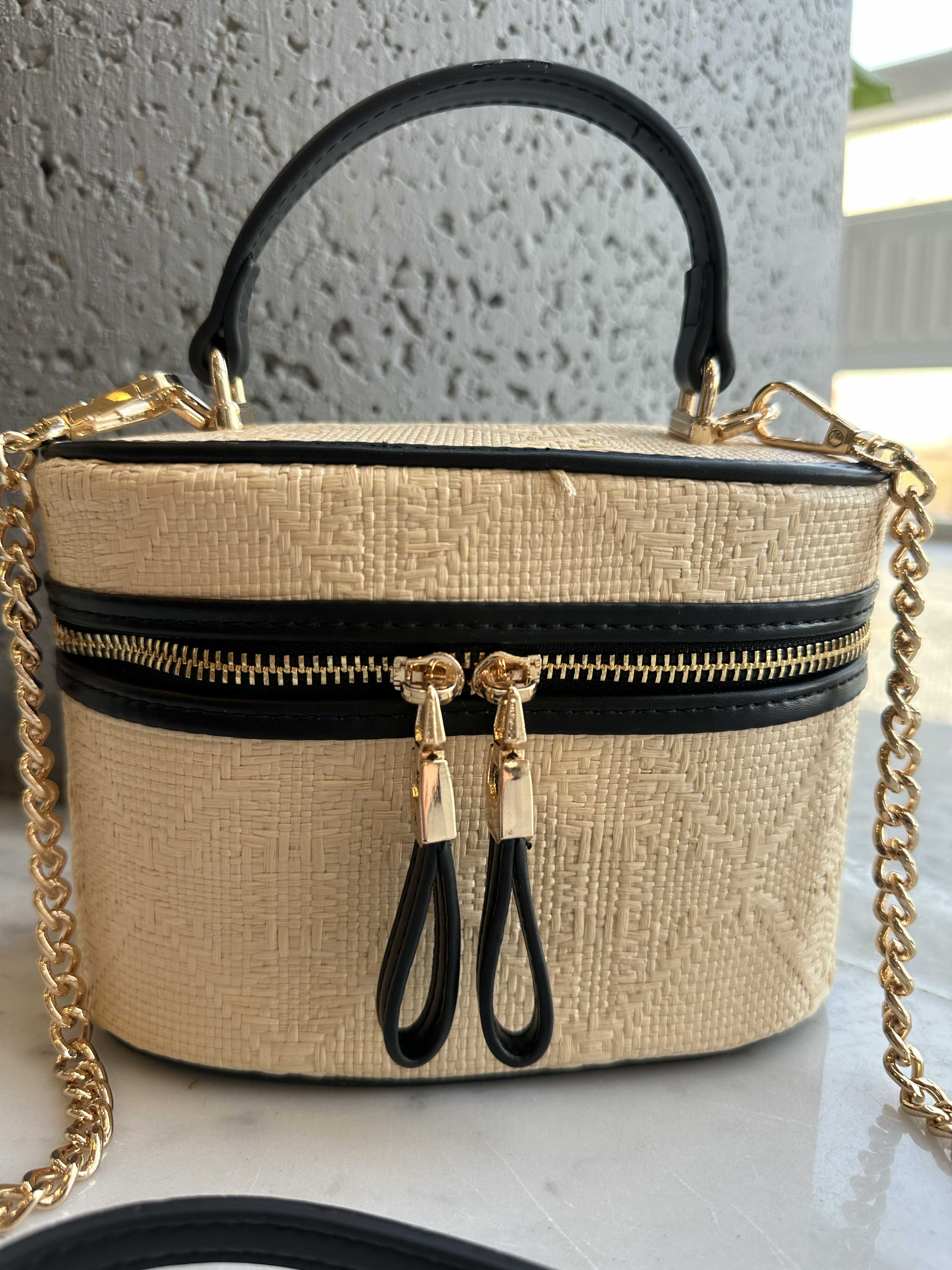 Ana - Sød håndtaske i flet med guldkæde